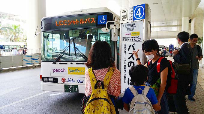 那覇空港LCCターミナルに行くにはこのバスに乗るしか方法がない。 那覇空港LCCターミナルに行くにはこのバスに乗るしか方法がない。