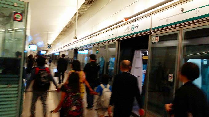 青衣駅・Ovolo Hotelへの道(Way to Hotel Ovolo West Kowloon.) 青衣駅・Ovolo Hotelへの道(Way to Hotel Ovolo West Kowloon.)