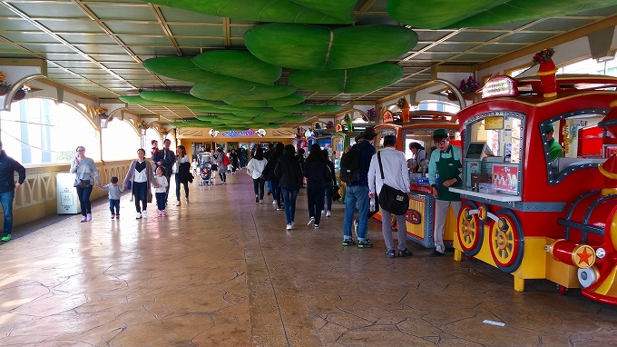 屋内「アドベンチャー」と屋外「マジックアイランド」をつなぐ通路。 - ロッテワールド・アドベンチャー(Lotte World.) 屋内「アドベンチャー」と屋外「マジックアイランド」をつなぐ通路。 - ロッテワールド・アドベンチャー(Lotte World.)