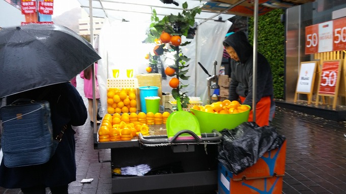 フレッシュフルーツジュースを売る屋台。 - 明洞散策(Walk in Myeong-dong.) フレッシュフルーツジュースを売る屋台。 - 明洞散策(Walk in Myeong-dong.)