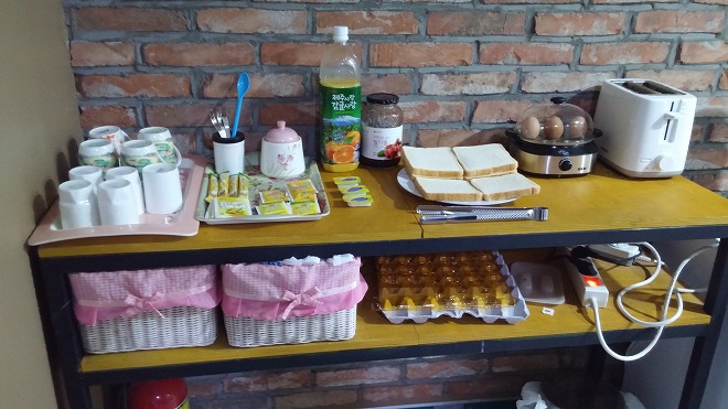 ソウル中区(チュング)北倉洞の朝・食器棚 ソウル中区(チュング)北倉洞の朝・食器棚