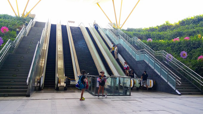 MRTのR9、中央公園駅…高雄へ(Gao xiong.) MRTのR9、中央公園駅…高雄へ(Gao xiong.)